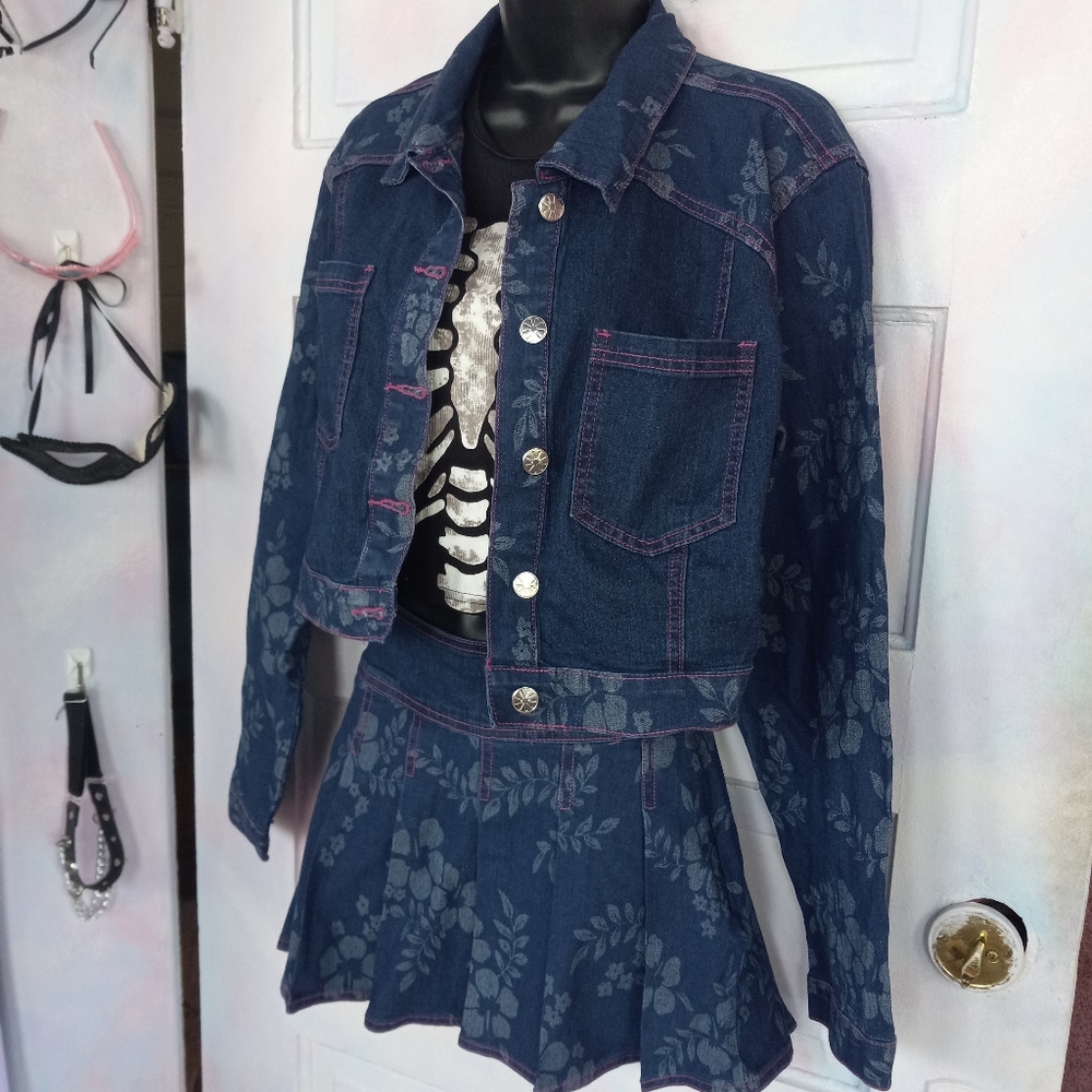 Delia*s NWT Coconut girl floral pattern Denim pleated set! Skirt & jacket! - Picture 2 of 8